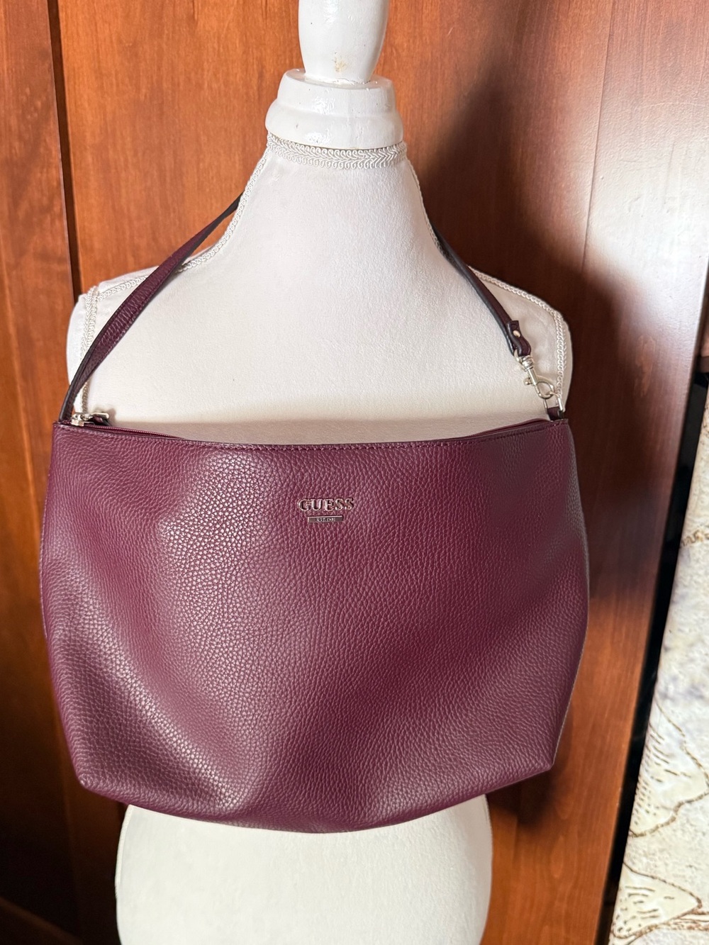 ⚜️ GUESS BURGUNDY/ WINE COLOR PEBBLED SHOULDER BAG ⚜️